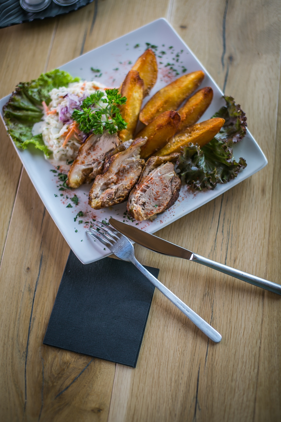 Ropogósra sült cuppanós csülök, kemencés burgonyával,  ámerikás káposztasalátával