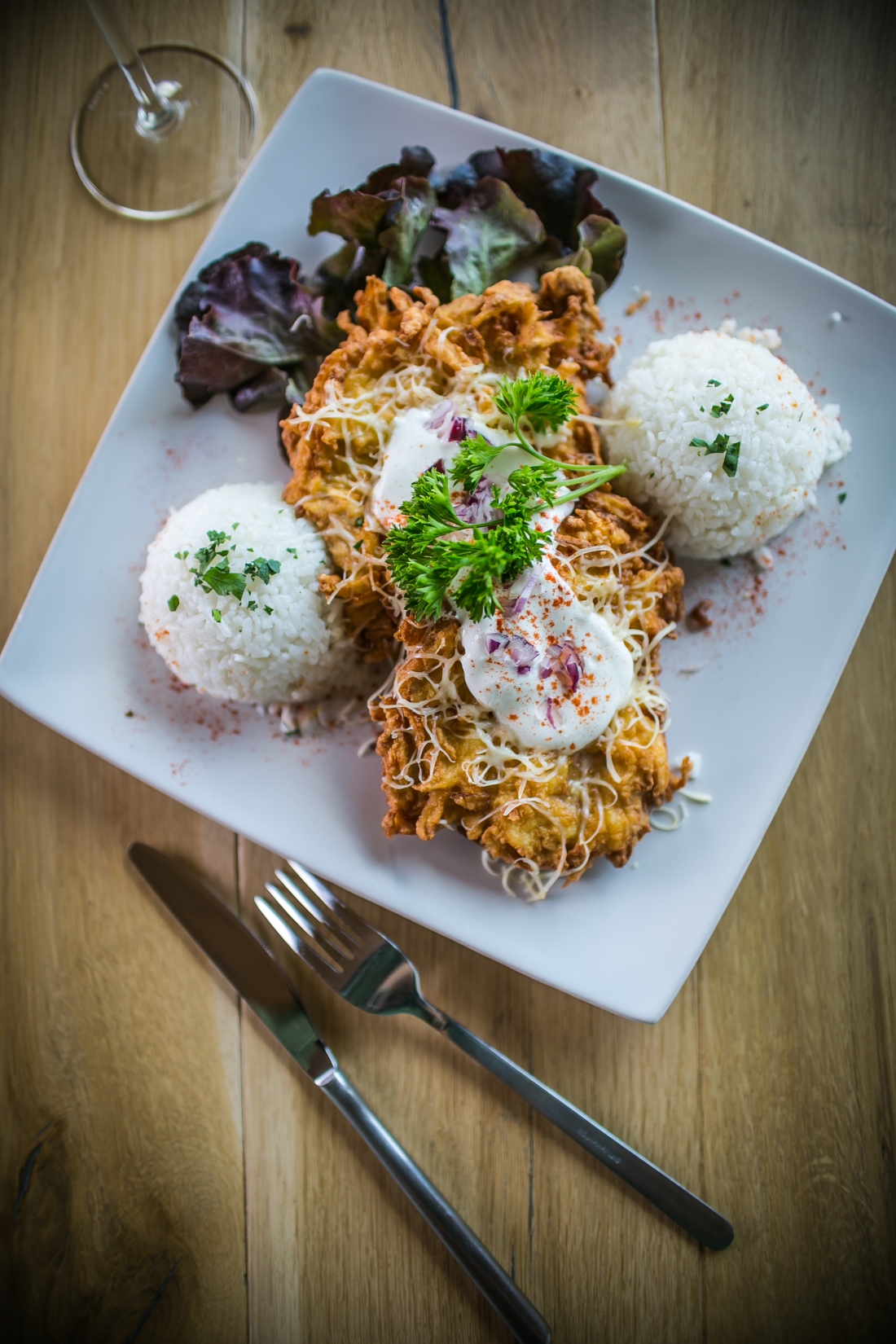 Mátrai almás borzas, jázminrizzsel ékítve, házi káposztasalátával